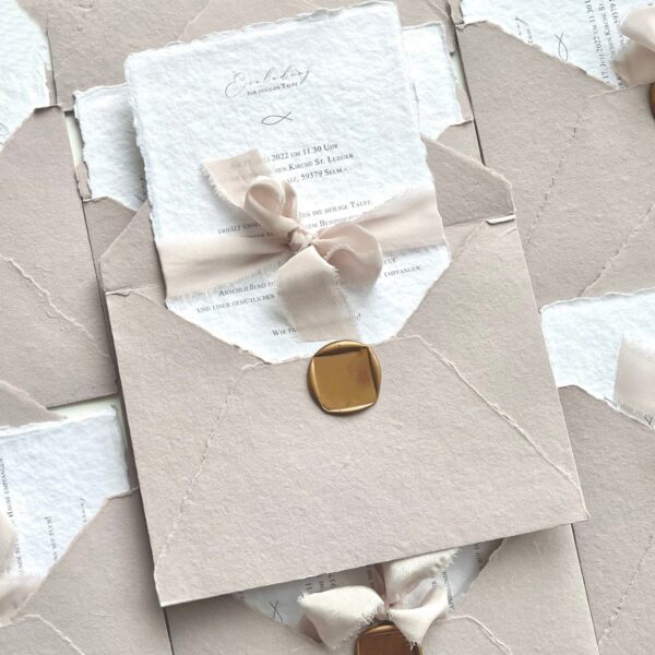 Personalisierte Einladungskarte auf handgeschöpftes Büttenpapier mit Seidenschleife und Wachssiegel  