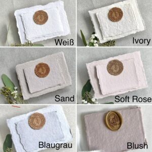 Personalisierte Einladungskarte auf handgeschöpftes Büttenpapier mit Seidenschleife und Wachssiegel  