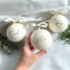 10 cm personalisierte Glas Weihnachtskugel in Creme - Weiß mit goldenen Krönchen
