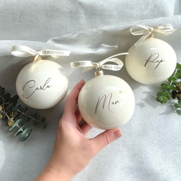 10 cm personalisierte Glas Weihnachtskugel in Creme - Weiß mit goldenen Krönchen