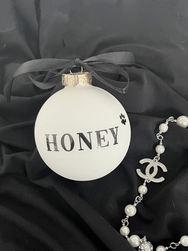 Personalisierte Weihnachtskugel in Cremeweiß